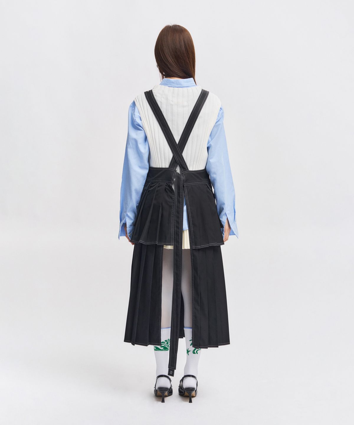 에이프런웨이(AIFERUNWAY) 다크플리츠 에이프런 원피스