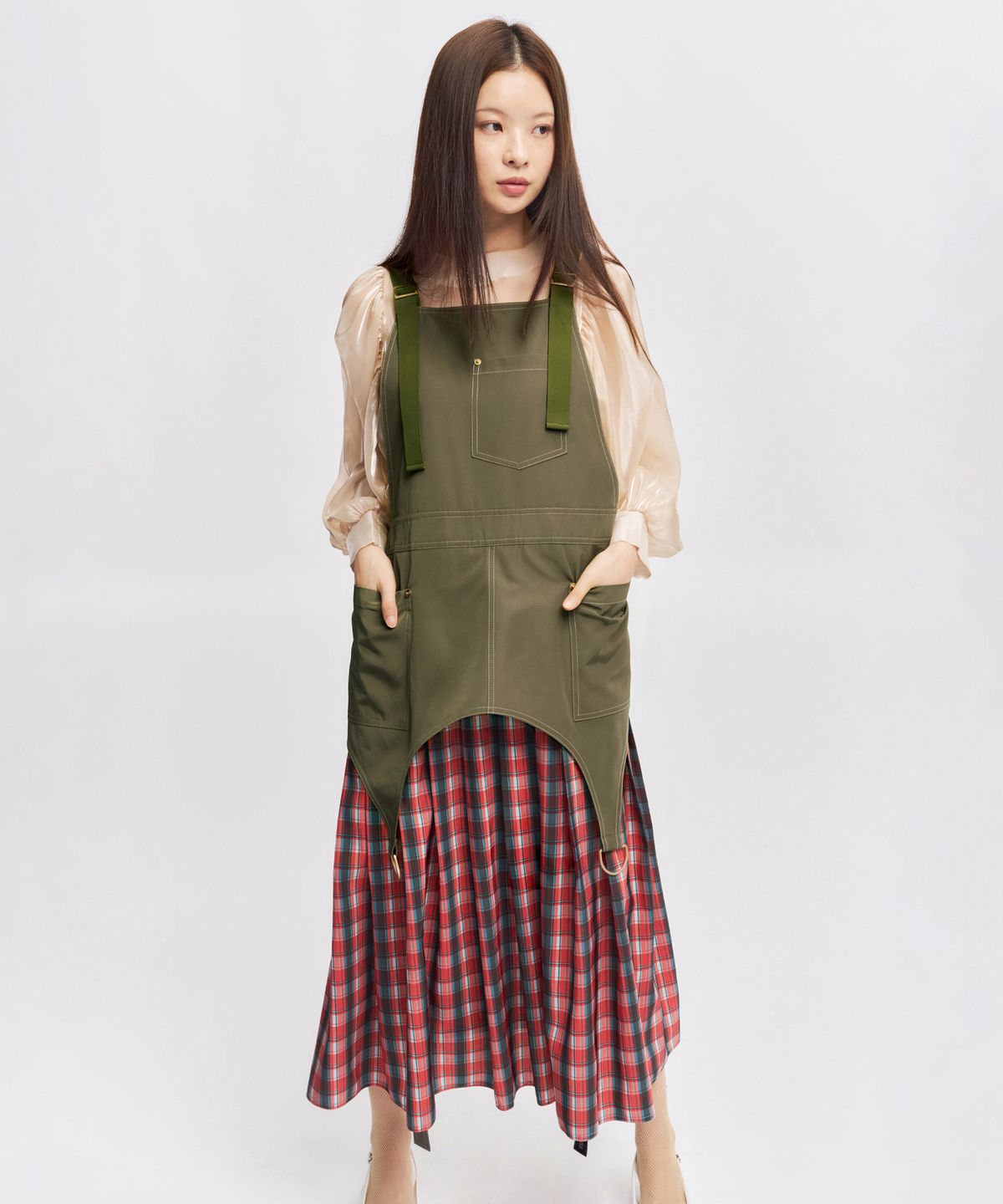 에이프런웨이(AIFERUNWAY) 스칼렛체크 카키 에이프런 원피스