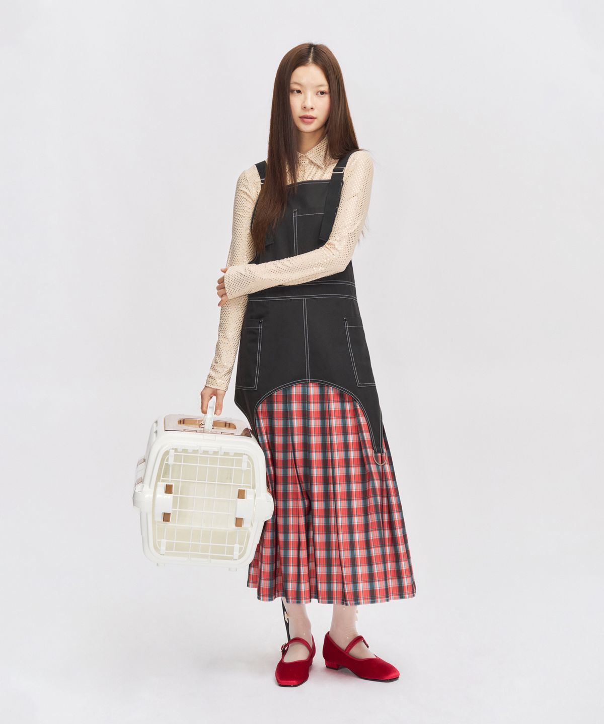 에이프런웨이(AIFERUNWAY) 스칼렛체크 블랙 에이프런 원피스