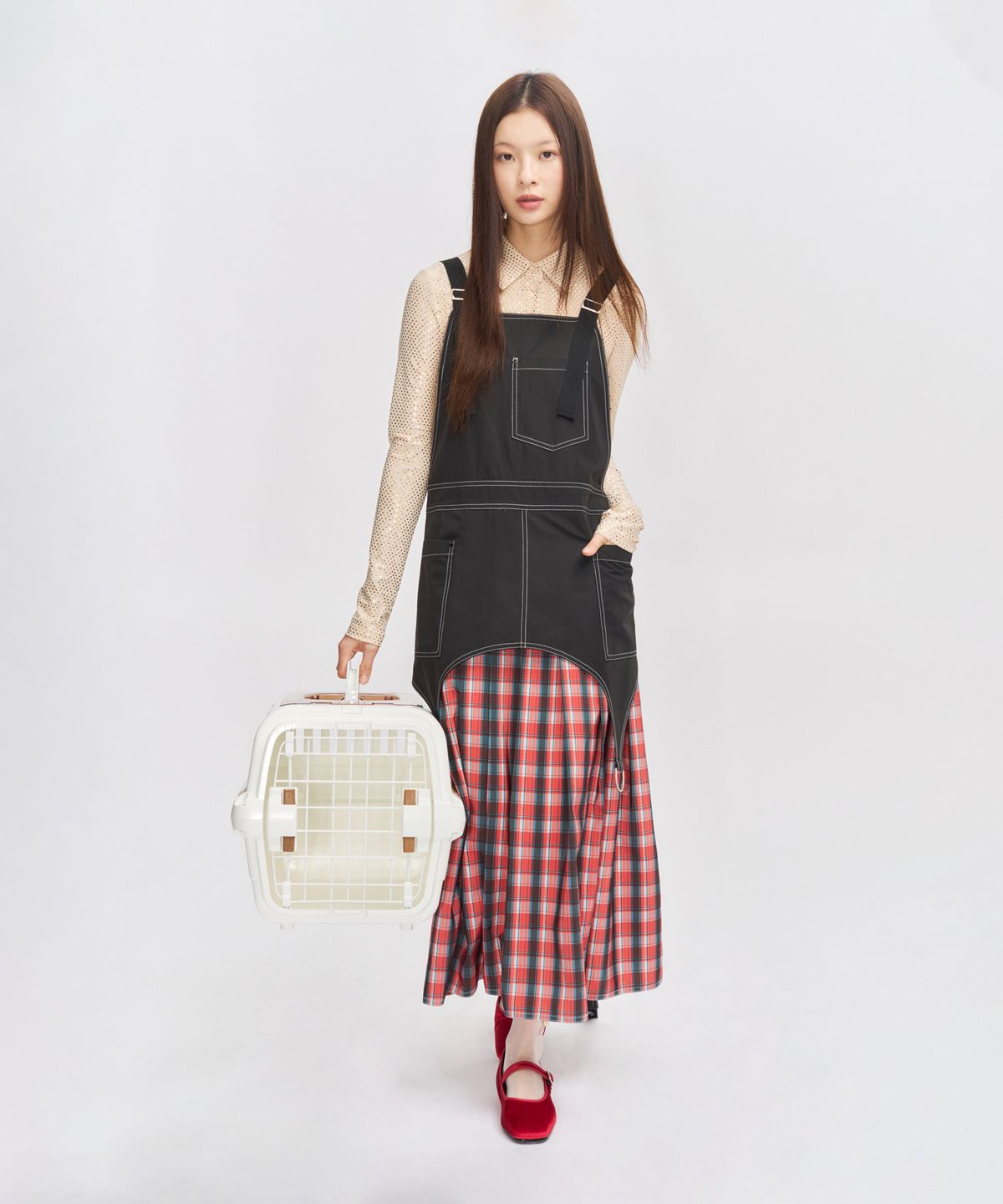 에이프런웨이(AIFERUNWAY) 스칼렛체크 블랙 에이프런 원피스