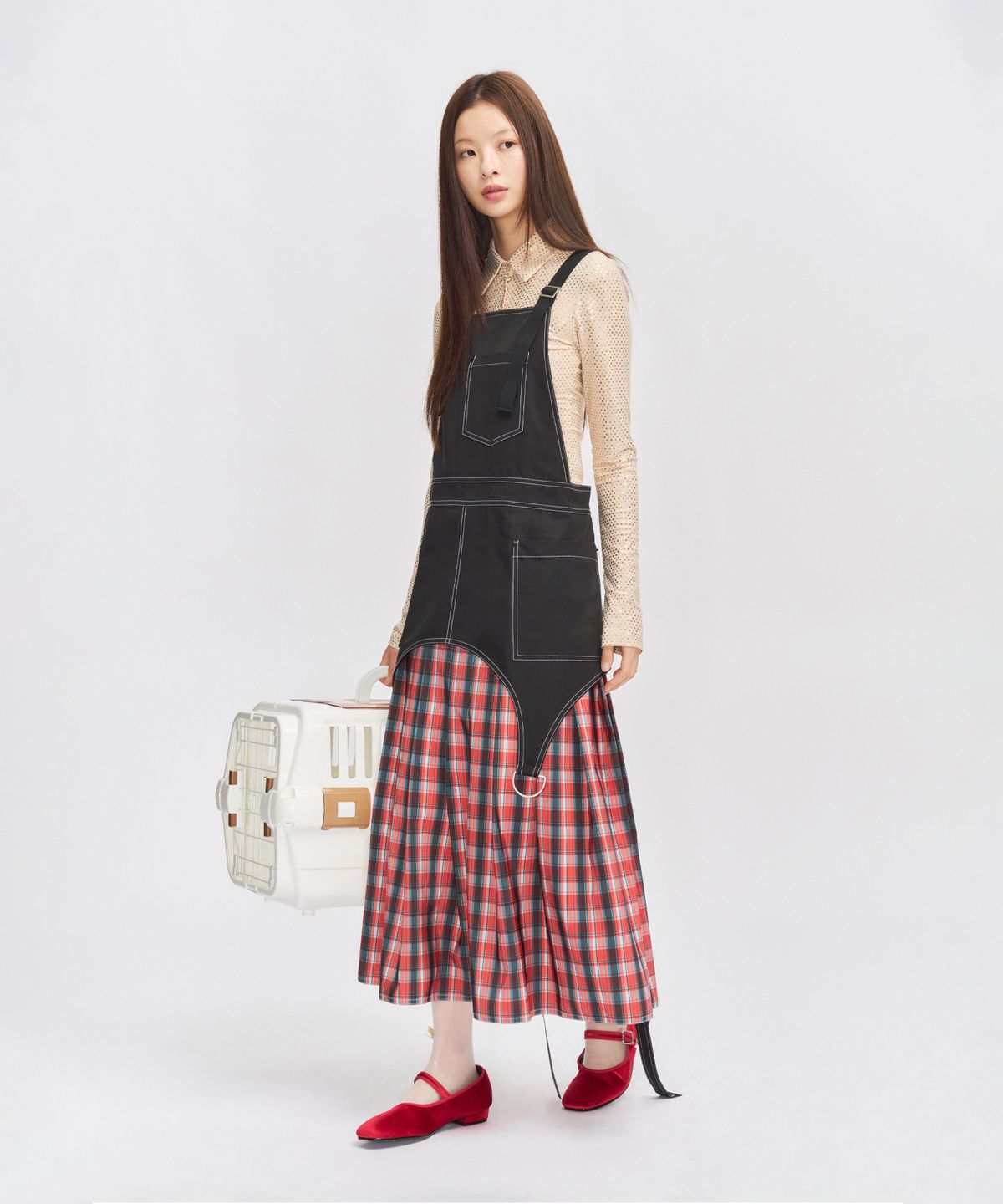 에이프런웨이(AIFERUNWAY) 스칼렛체크 블랙 에이프런 원피스