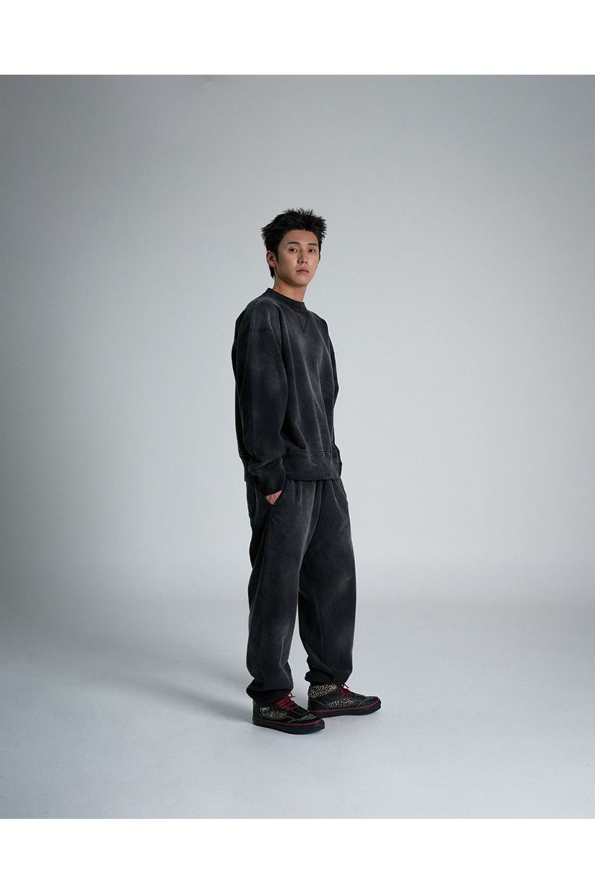 서지웨어(SURGE WEAR) V 거셋 스웻 셔츠 - 블랙
