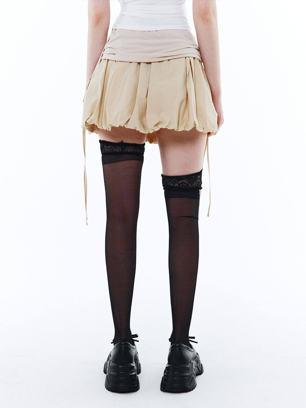 와이이이엘(YEEL) BALLOON RIBBON SHORT SKIRT LIGHT BEIGE