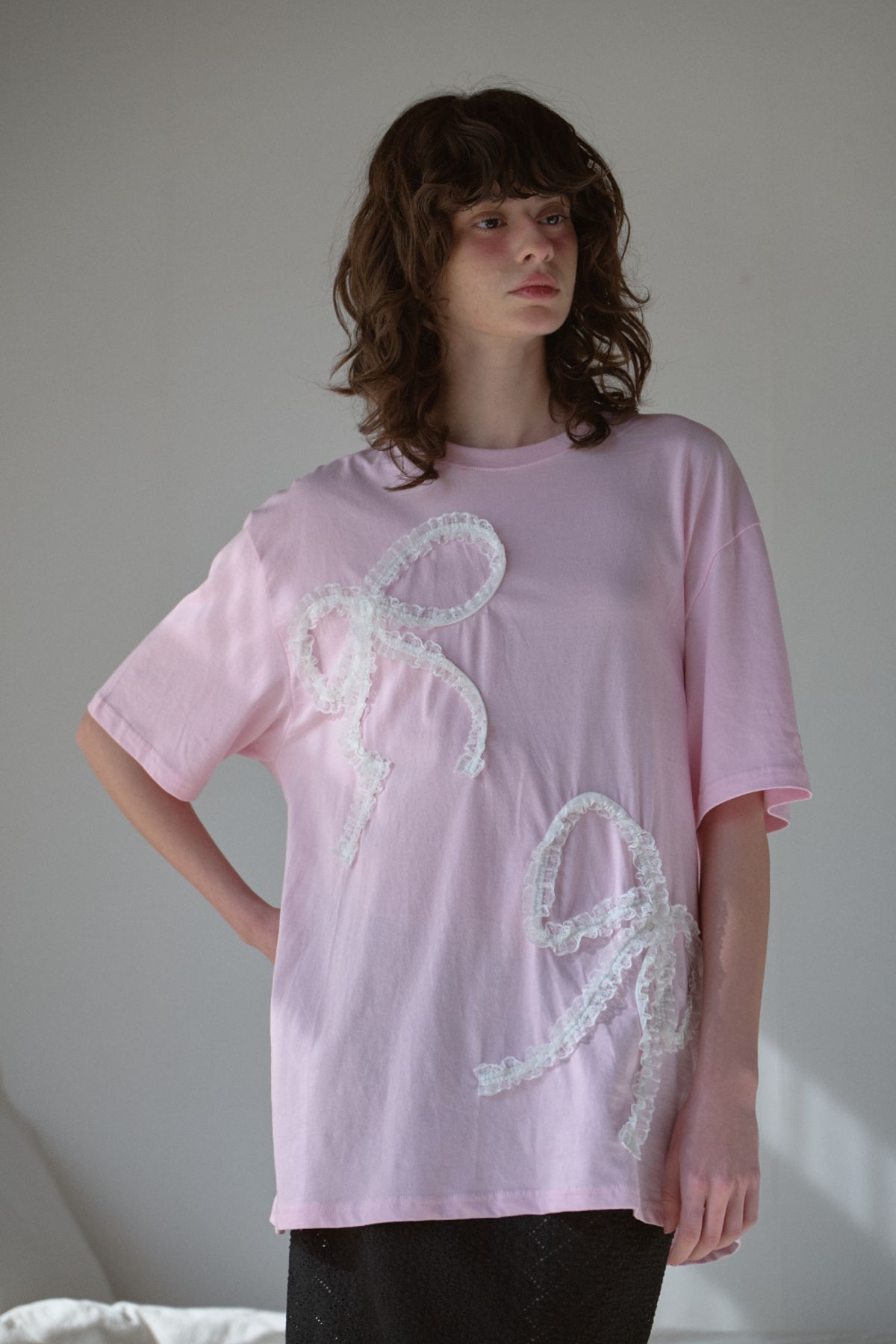 레터리(LETERIE) LR LACE RIBBON T-SHIRT_PINK
