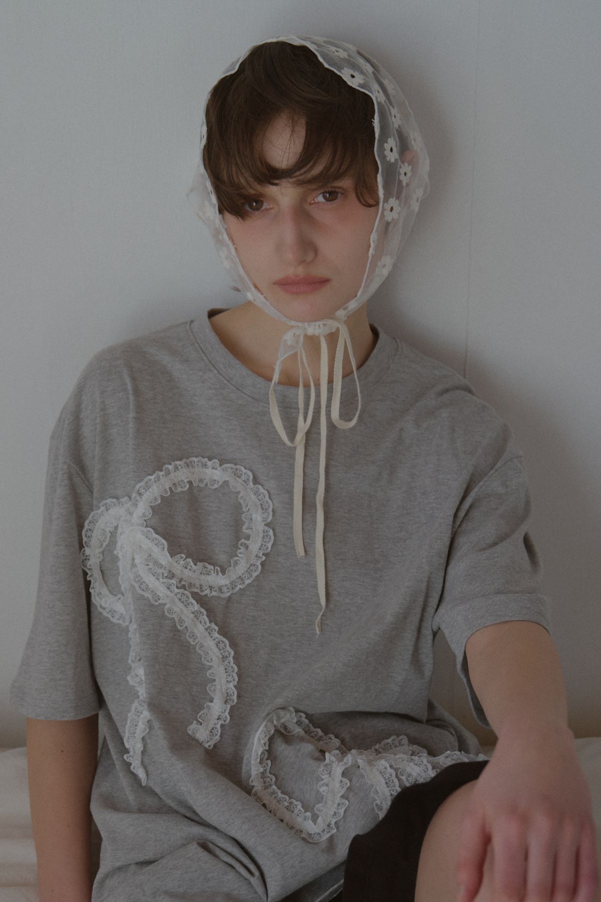 레터리(LETERIE) LR LACE RIBBON T-SHIRT_GREY
