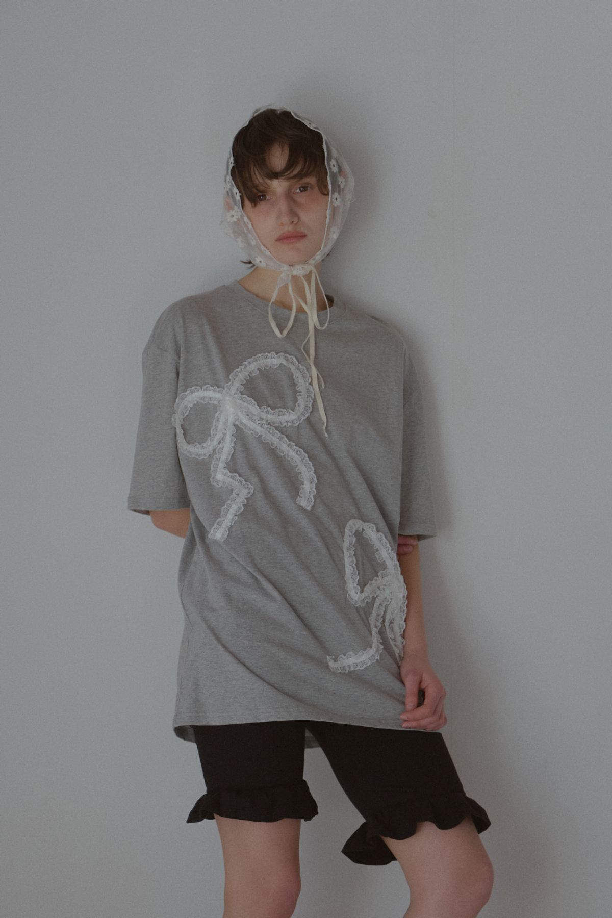 레터리(LETERIE) LR LACE RIBBON T-SHIRT_GREY