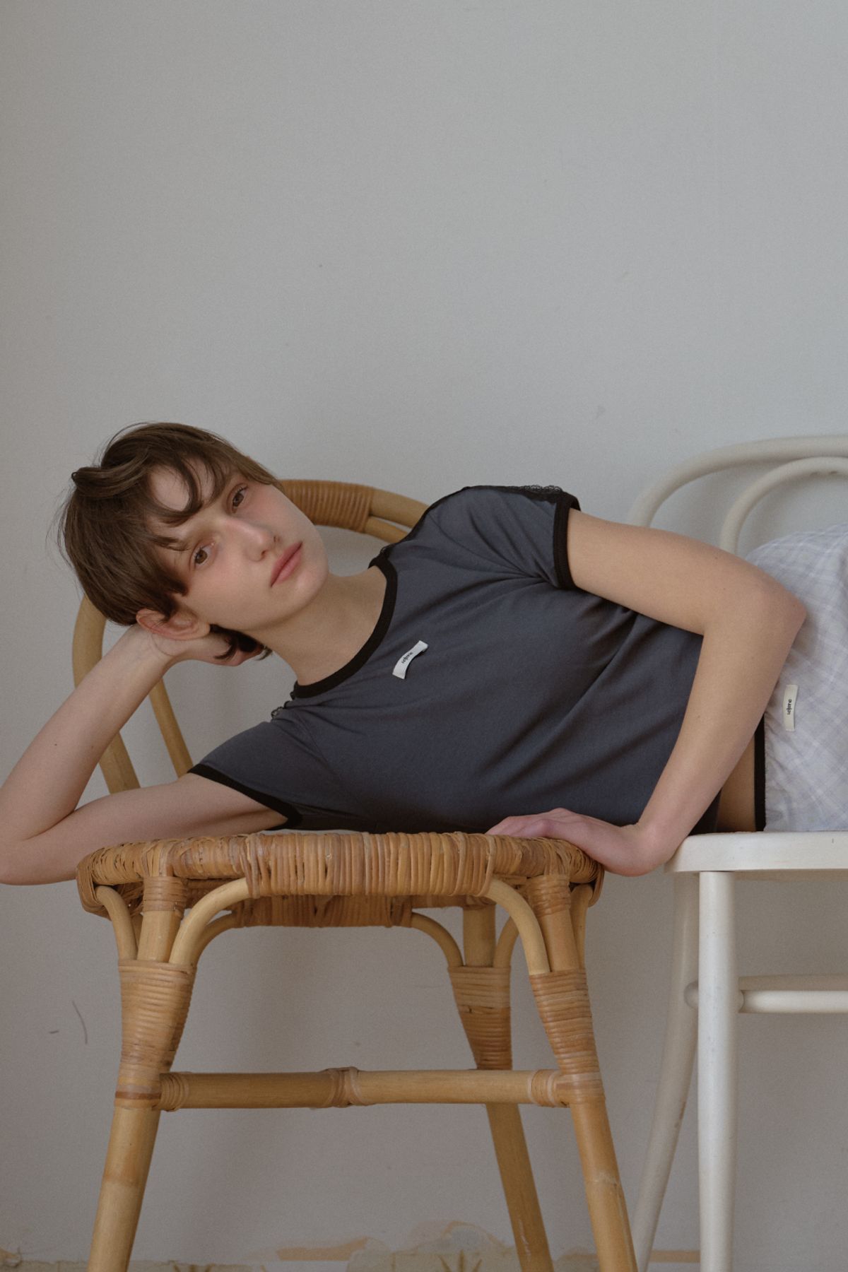 레터리(LETERIE) LACE LINE T-SHIRT_CHARCOAL