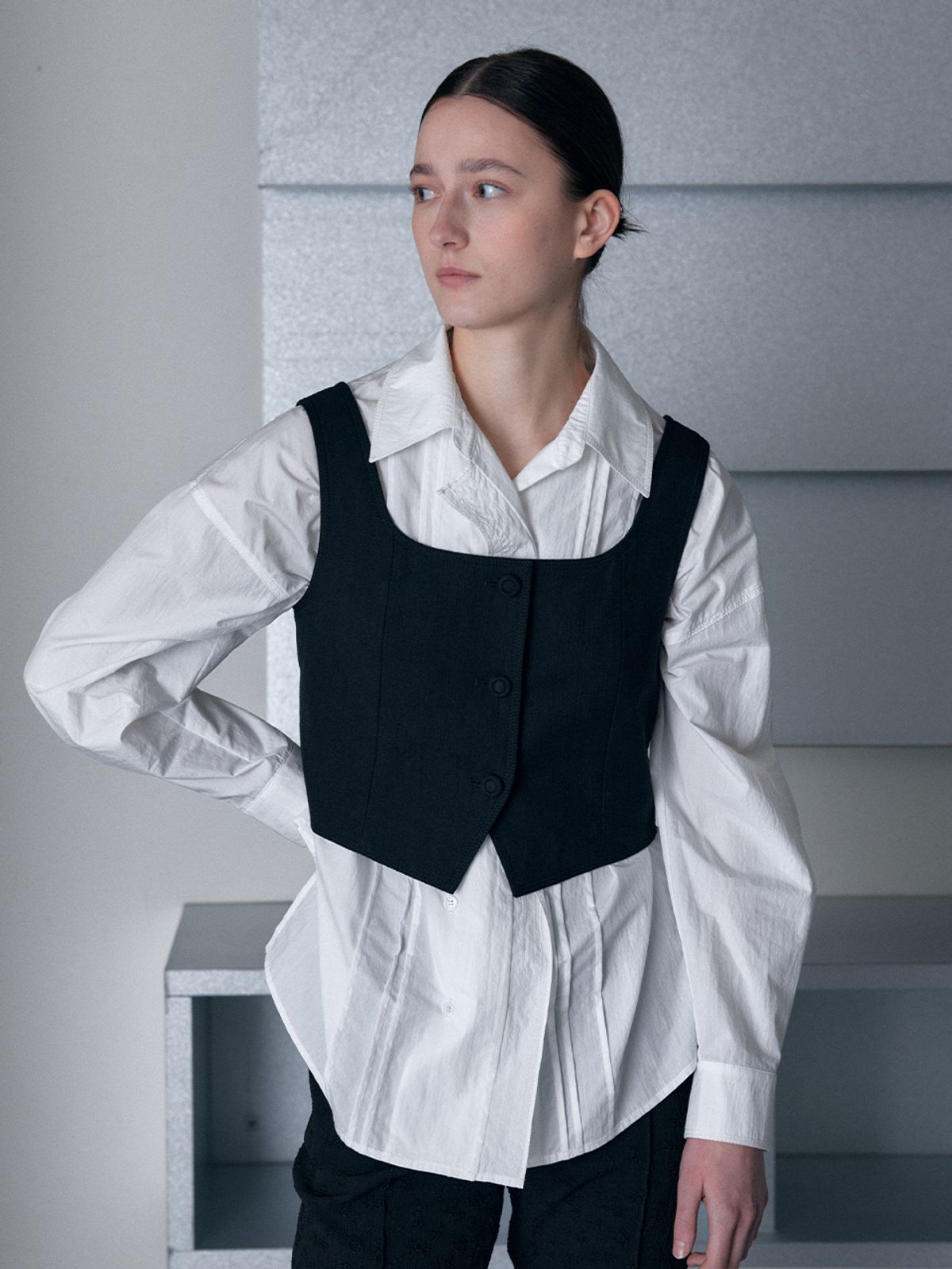 오더먼트 바이 보카바카(OTHEMENT BY VOCAVACA) OTHEMENT Square Neck Three Button Vest VC2512VT201M_2color