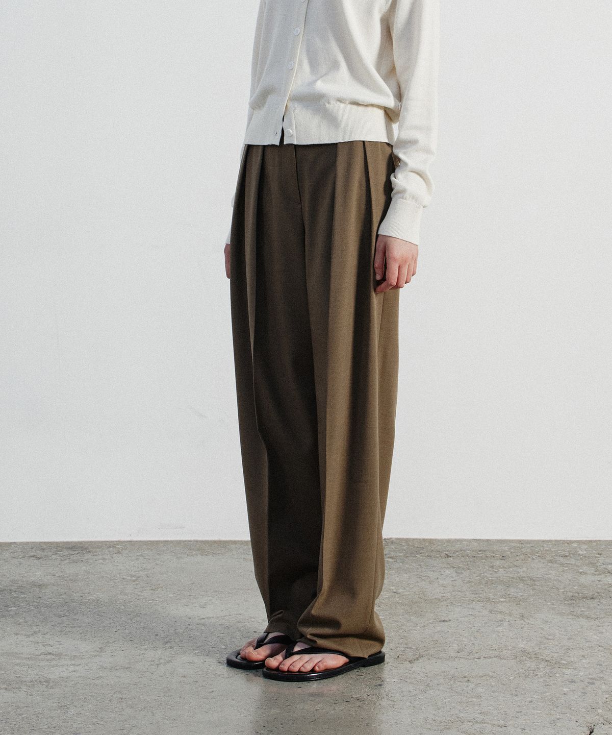 노티아(NOTIA) ESSENTIAL WIDE FIT TWO TUCK SLACKS - BROWN