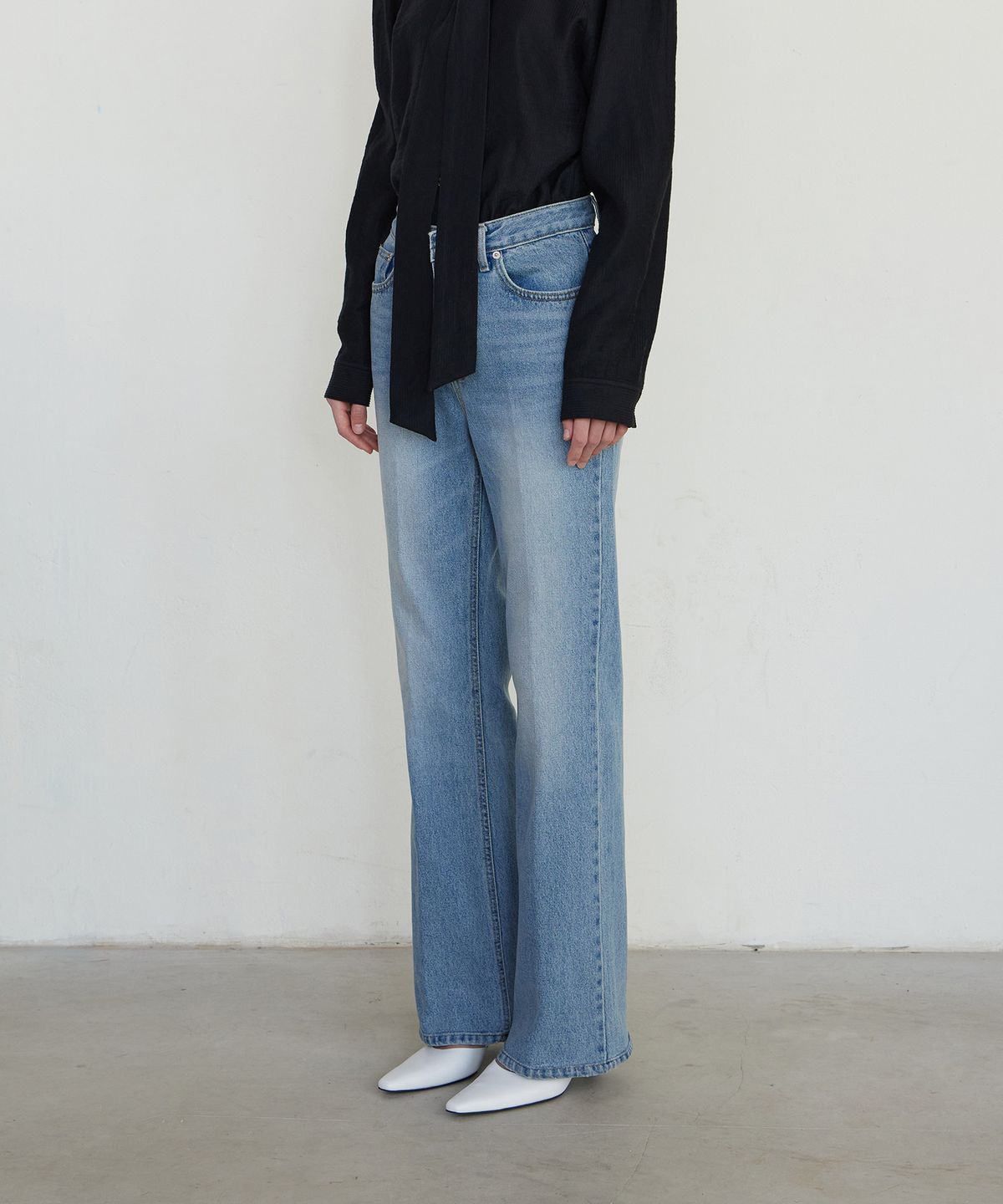 노티아(NOTIA) SIGNATURE BOOTS CUT DENIM PANTS - BLUE