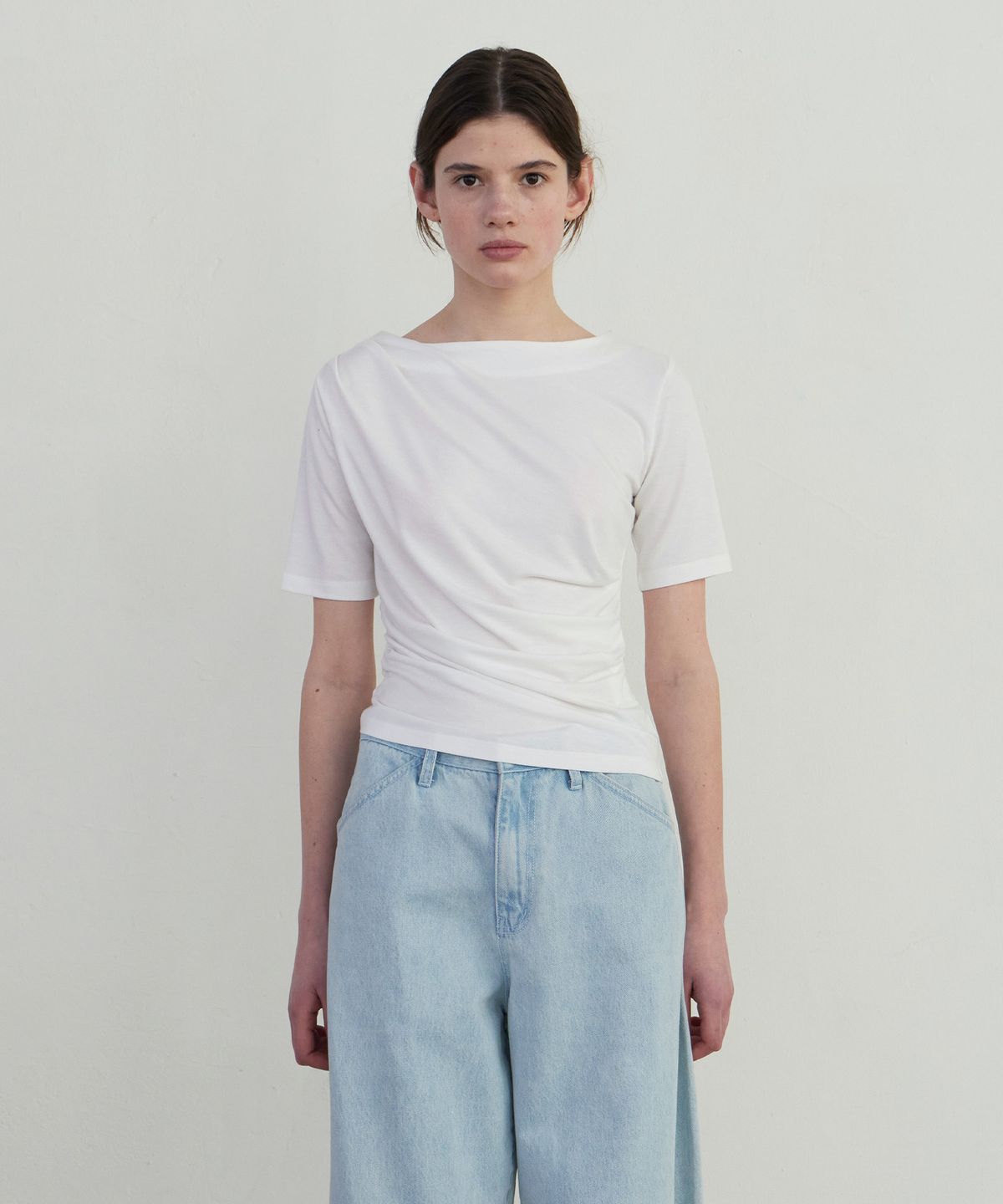 노티아(NOTIA) UNBALANCE DRAPE HALF T-SHIRT - IVORY