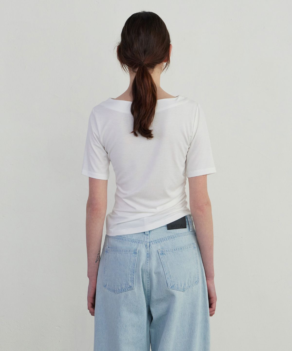 노티아(NOTIA) UNBALANCE DRAPE HALF T-SHIRT - IVORY