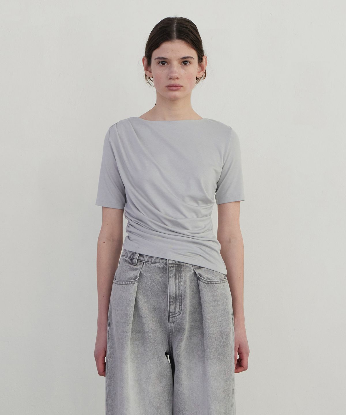 노티아(NOTIA) UNBALANCE DRAPE HALF T-SHIRT - GRAY