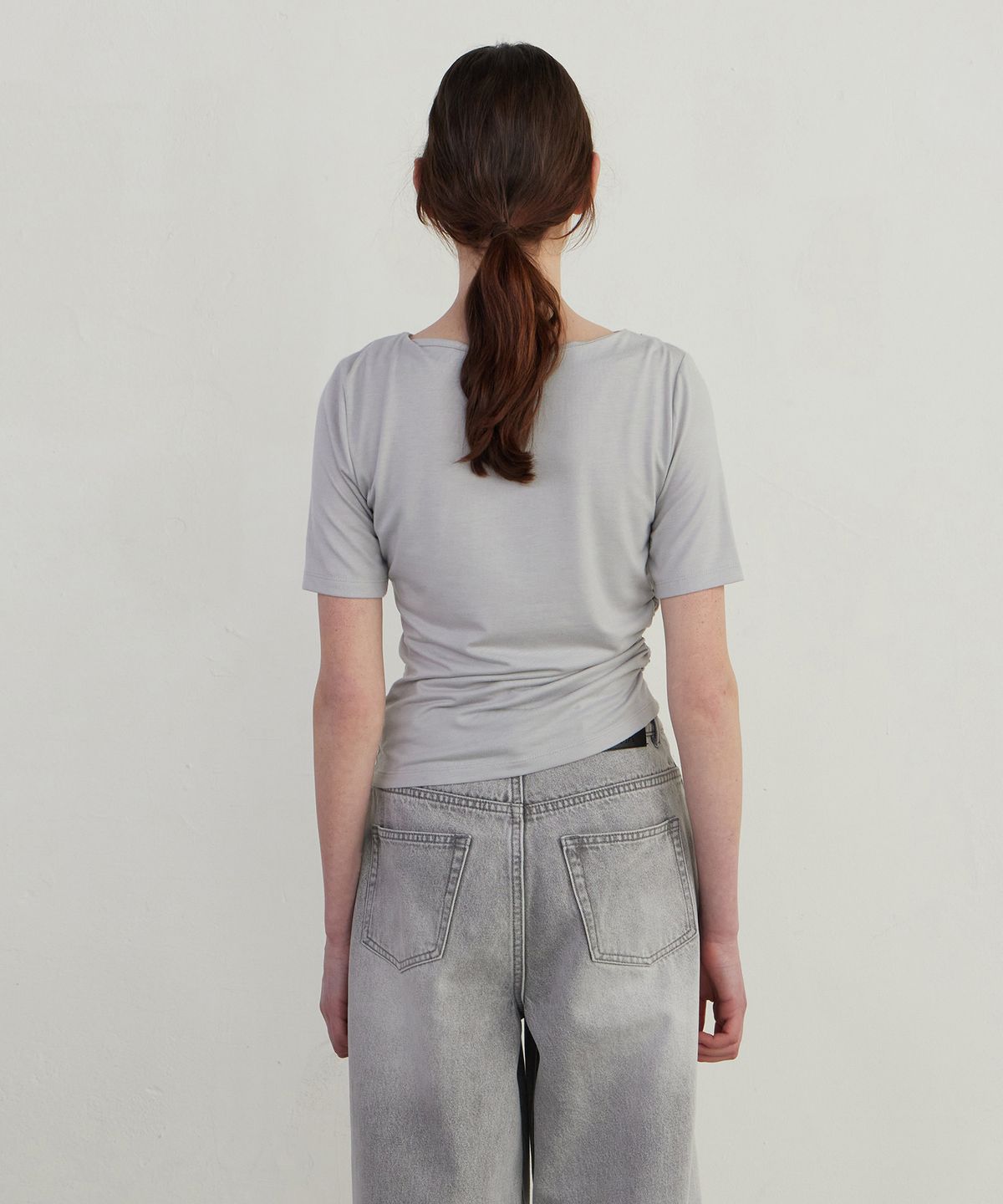 노티아(NOTIA) UNBALANCE DRAPE HALF T-SHIRT - GRAY