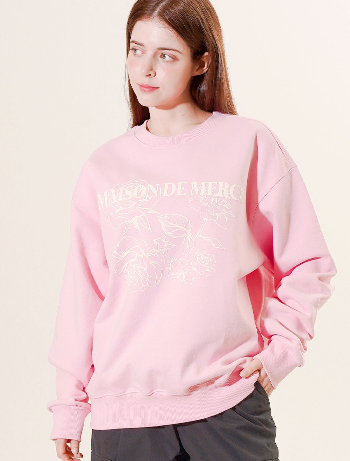 라 메종 스튜디오(LA MAISON STUDIO) UNISEX 로즈 엠보 블러 레귤러핏 맨투맨 핑크(FCF1TS328M)