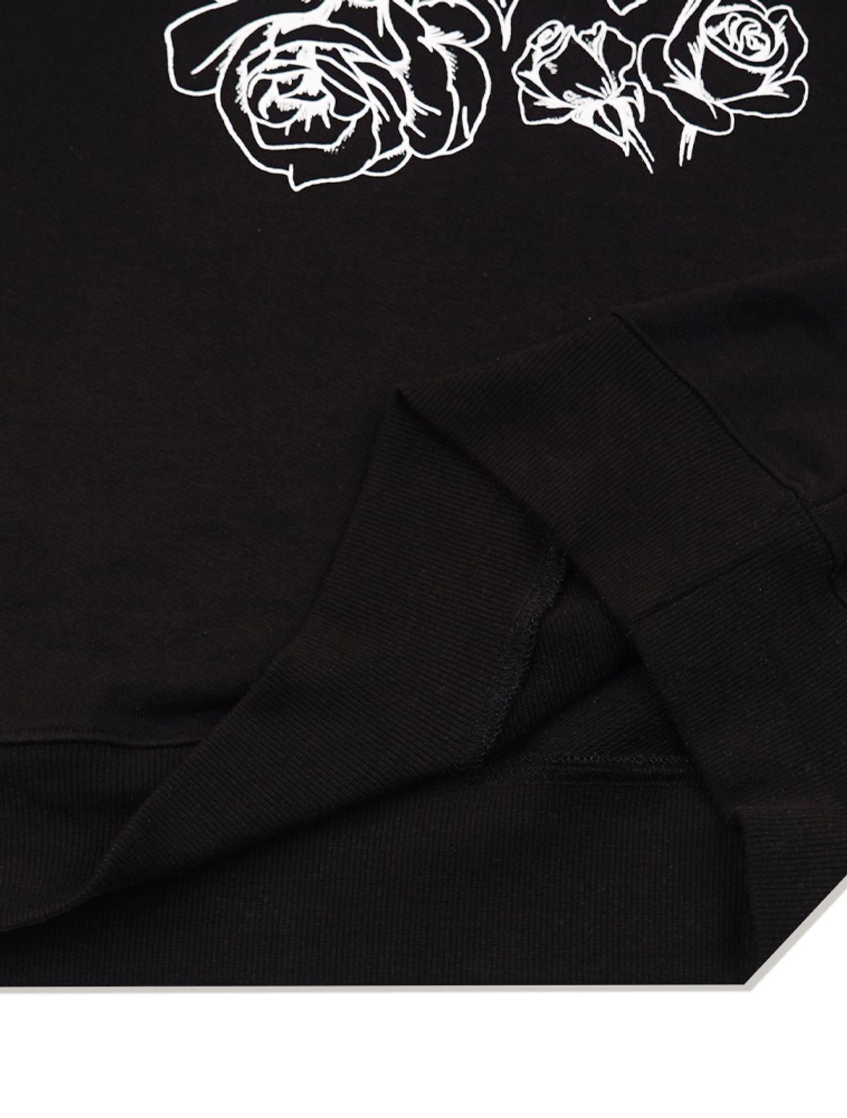 라 메종 스튜디오(LA MAISON STUDIO) UNISEX 로즈 엠보 블러 레귤러핏 맨투맨 블랙(FCF1TS328M)