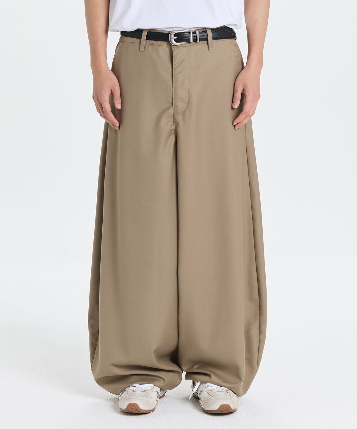 기철(KICHUL) Minimal balloon slacks (beige)