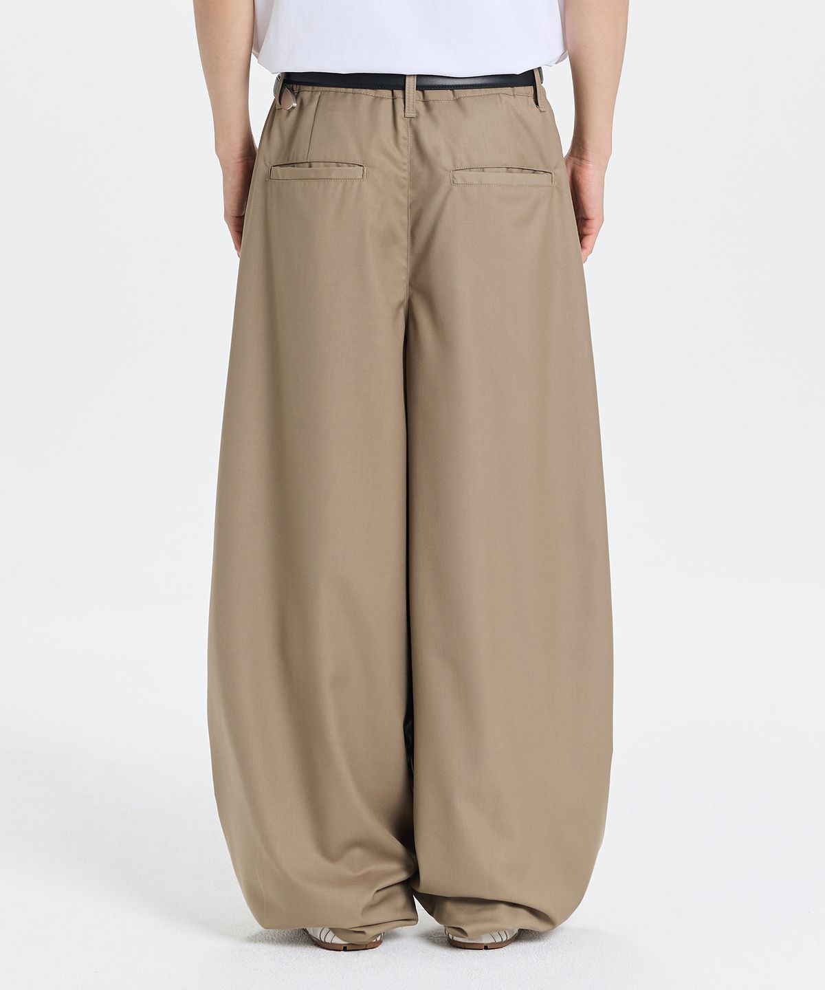 기철(KICHUL) Minimal balloon slacks (beige)