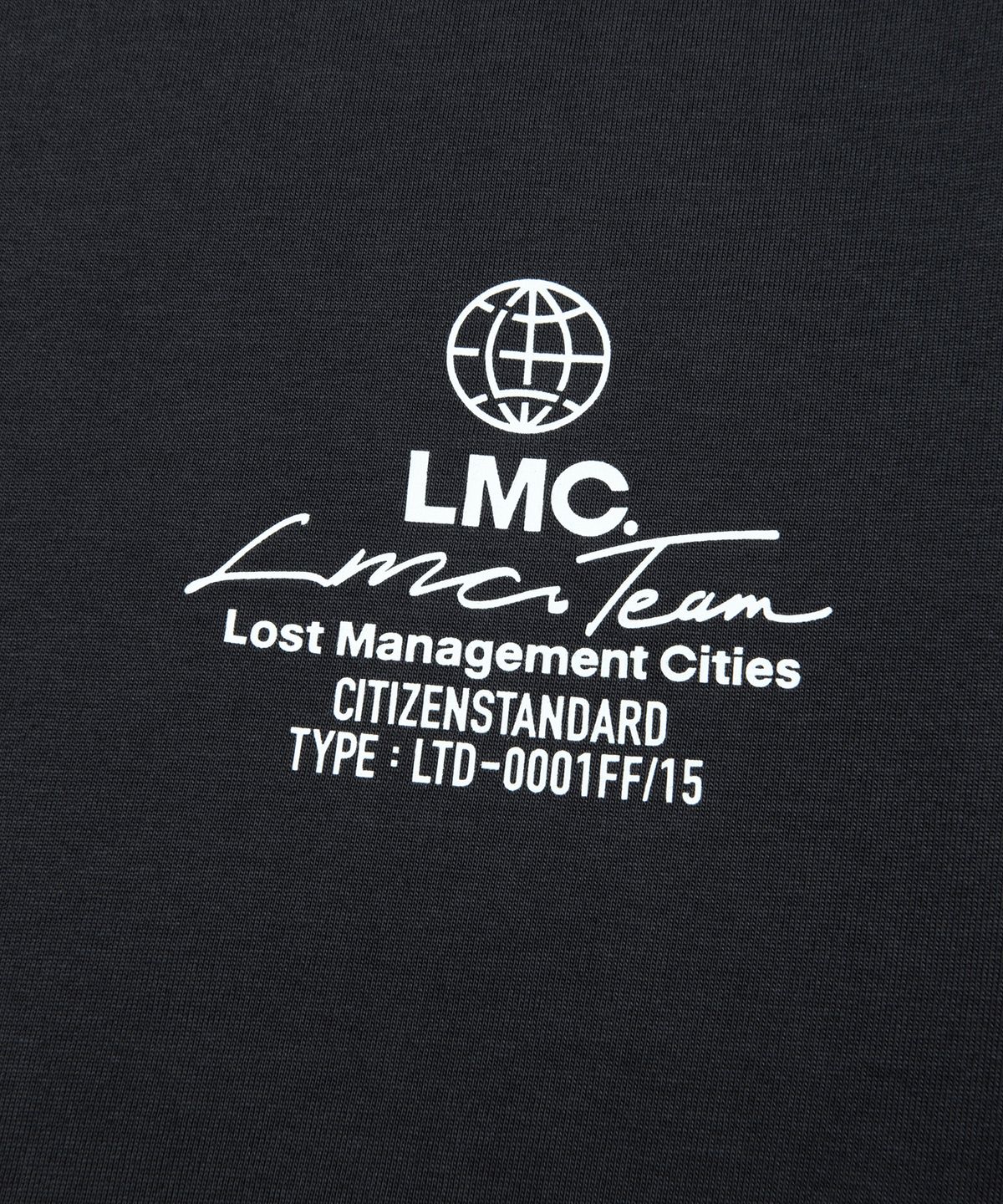 엘엠씨(LMC) SIGNATURE GLOBE TEE charcoal