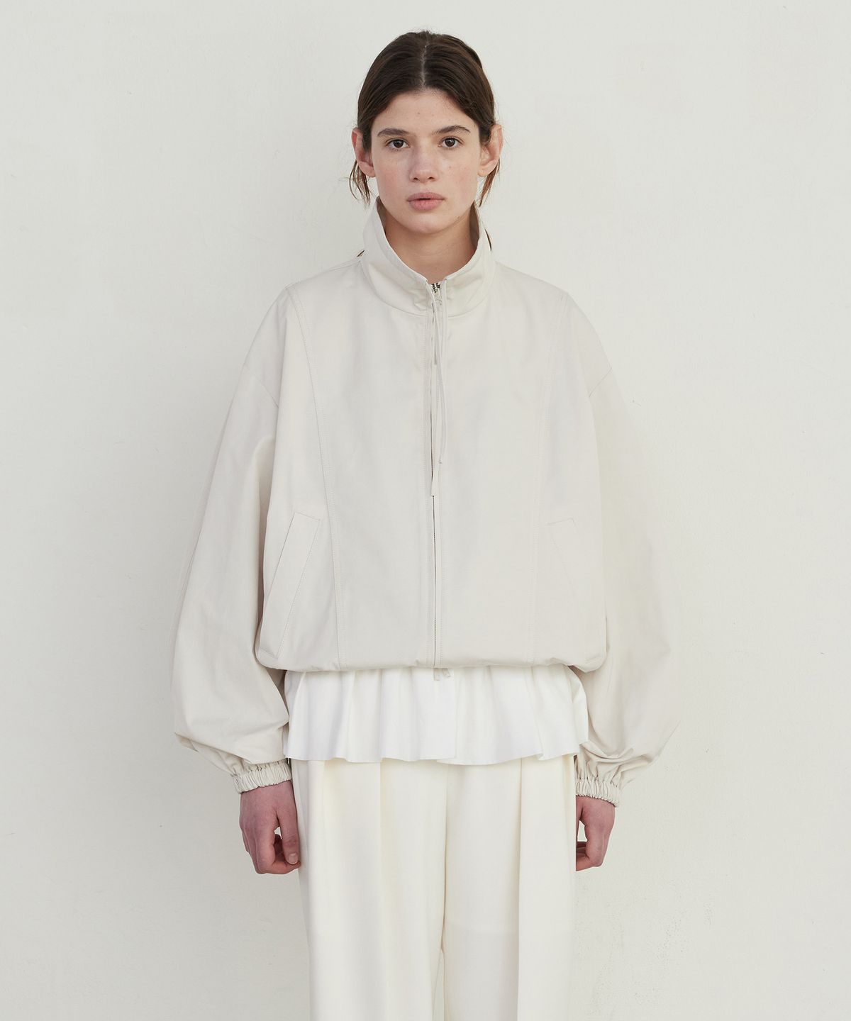 노티아(NOTIA) TWO-WAY HIGH NECK STRAP BLOUSON - CREAM