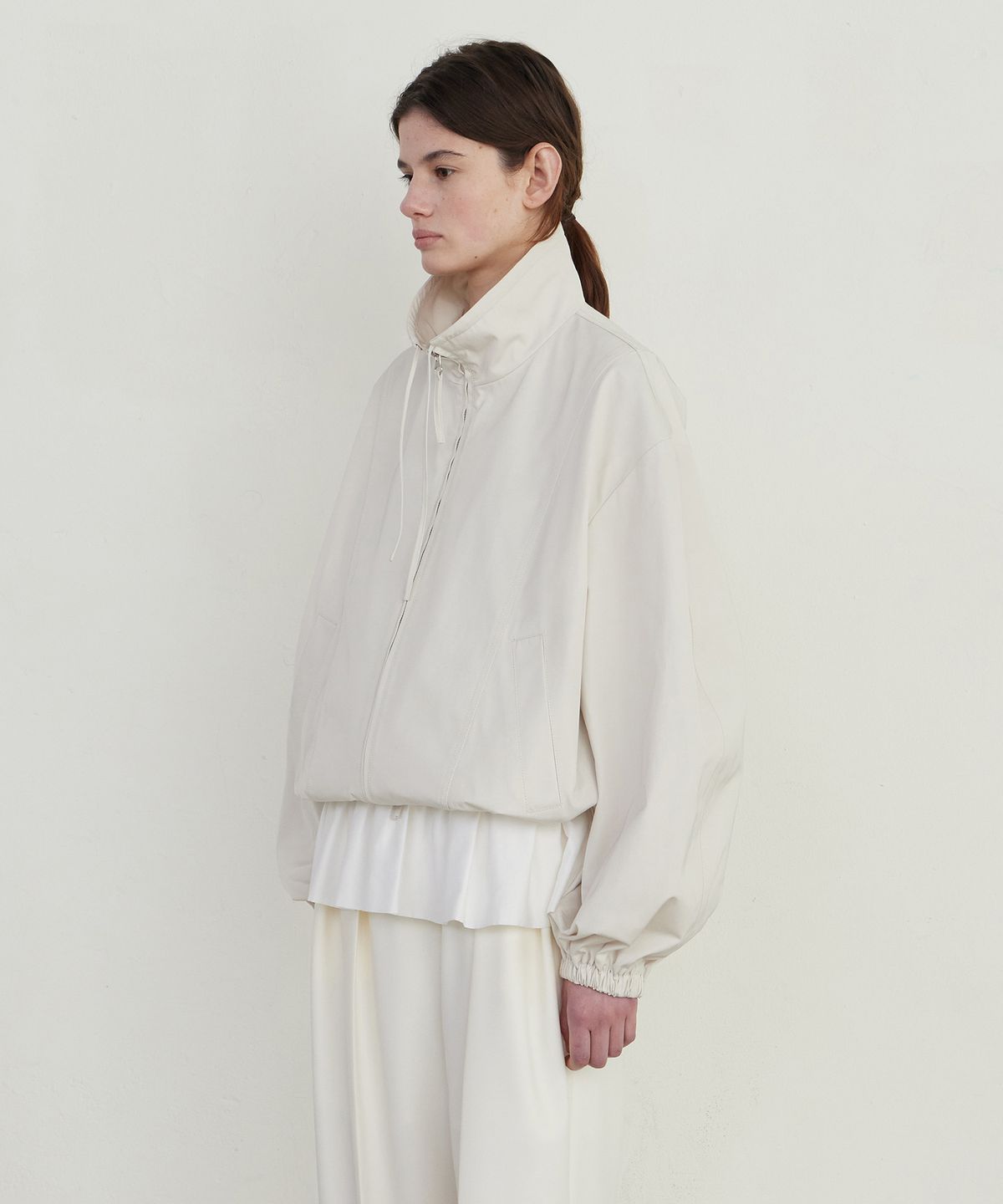 노티아(NOTIA) TWO-WAY HIGH NECK STRAP BLOUSON - CREAM