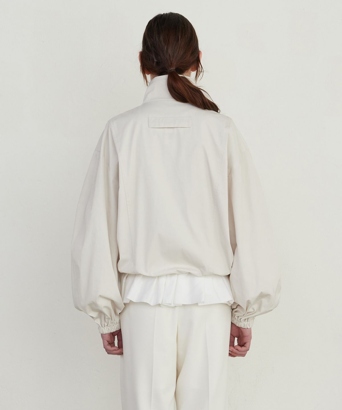 노티아(NOTIA) TWO-WAY HIGH NECK STRAP BLOUSON - CREAM