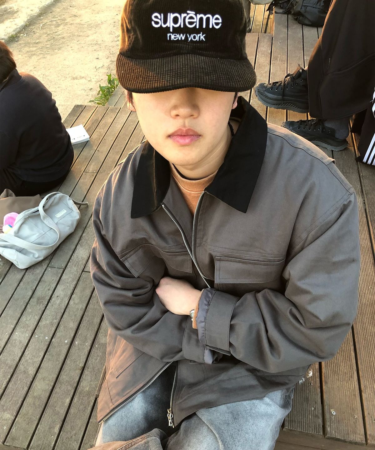 플레이스스튜디오맨(PLACESTUDIOMAN) 멀티 포켓 버튼 클로징 카라 배색 워크 트러커 코튼 자켓[차콜]
