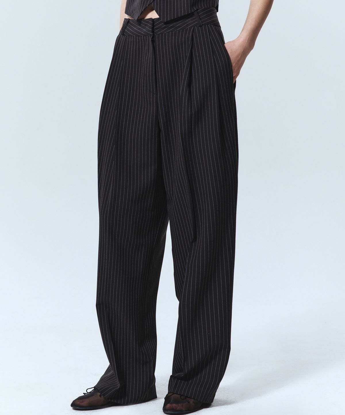 닉앤니콜(NICK&NICOLE) TAILORED STRIPE PINTUCK SLACKS_BLACK