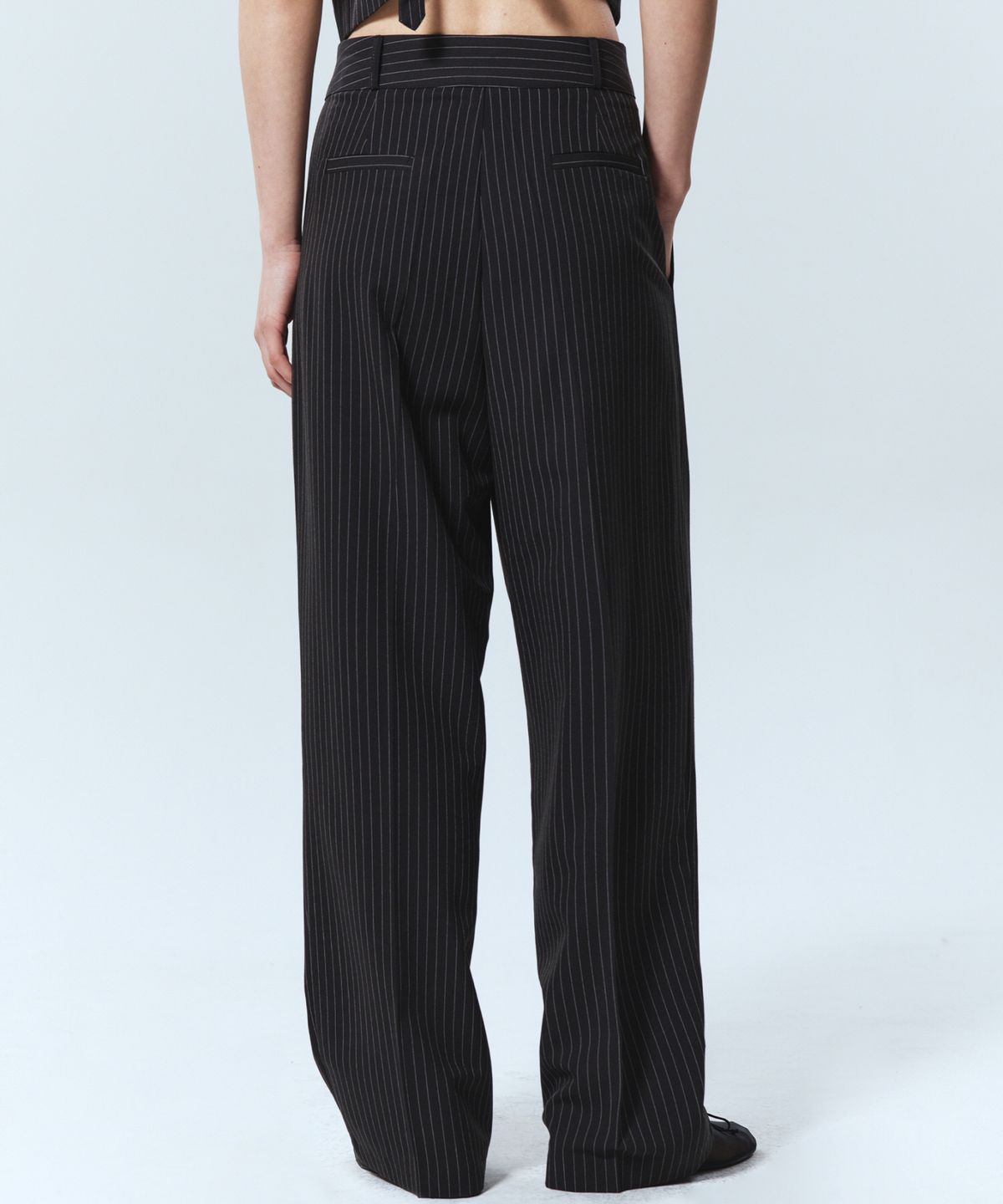 닉앤니콜(NICK&NICOLE) TAILORED STRIPE PINTUCK SLACKS_BLACK