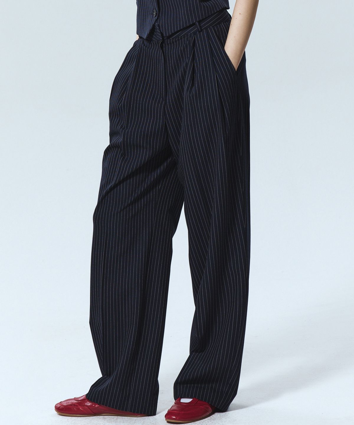 닉앤니콜(NICK&NICOLE) TAILORED STRIPE PINTUCK SLACKS_NAVY