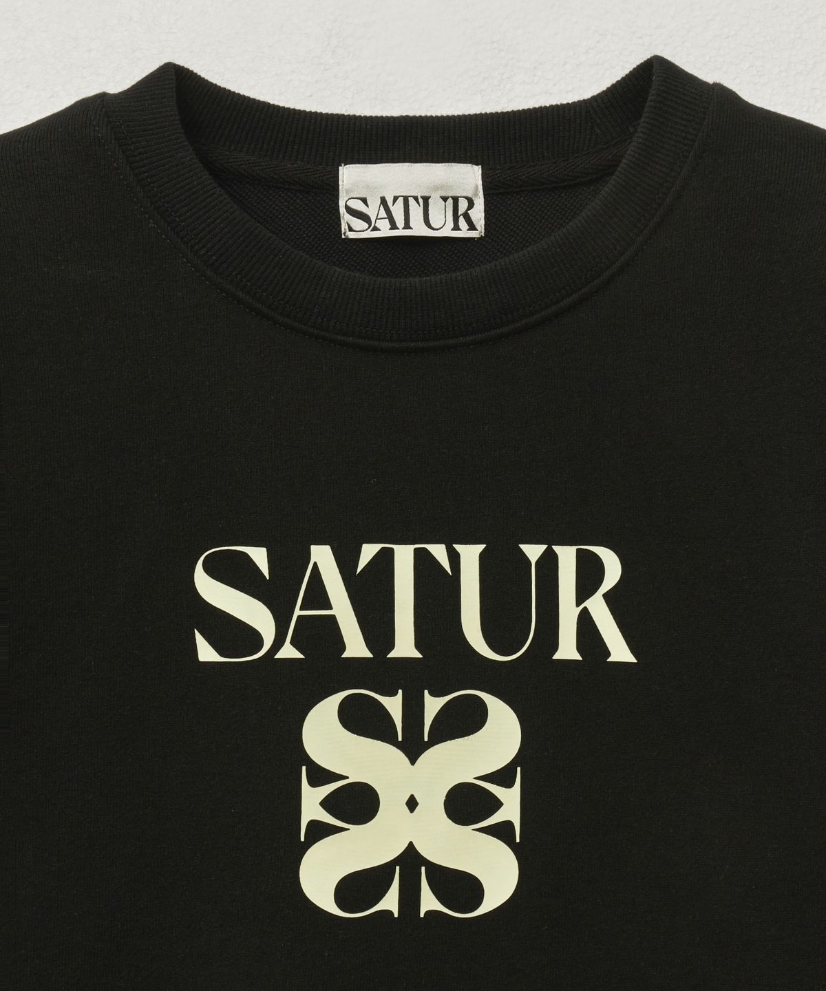 세터(SATUR) (W) 아페로 볼륨 슬리브 크롭 스웨트셔츠 블랙