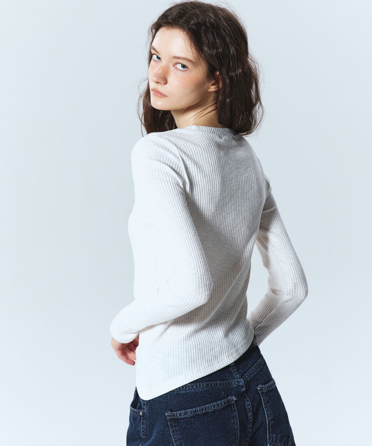 닉앤니콜(NICK&NICOLE) OBLIQUE LINE LONG SLEEVE TOP_IVORY