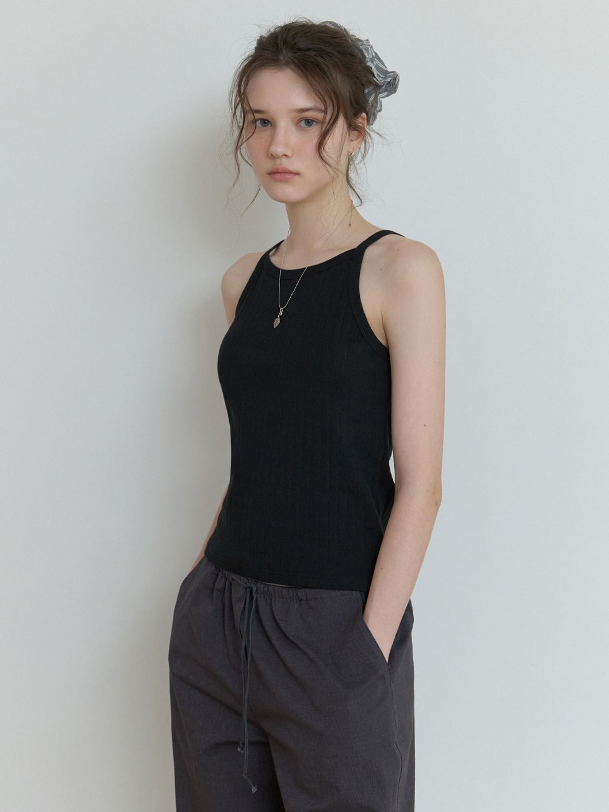 더미튼(THEMITTEN) Milk tea sleeveless (black)