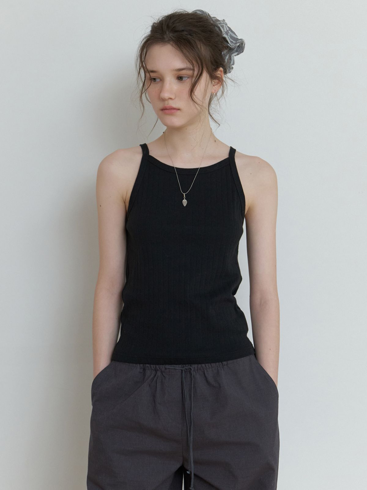 더미튼(THEMITTEN) Milk tea sleeveless (black)