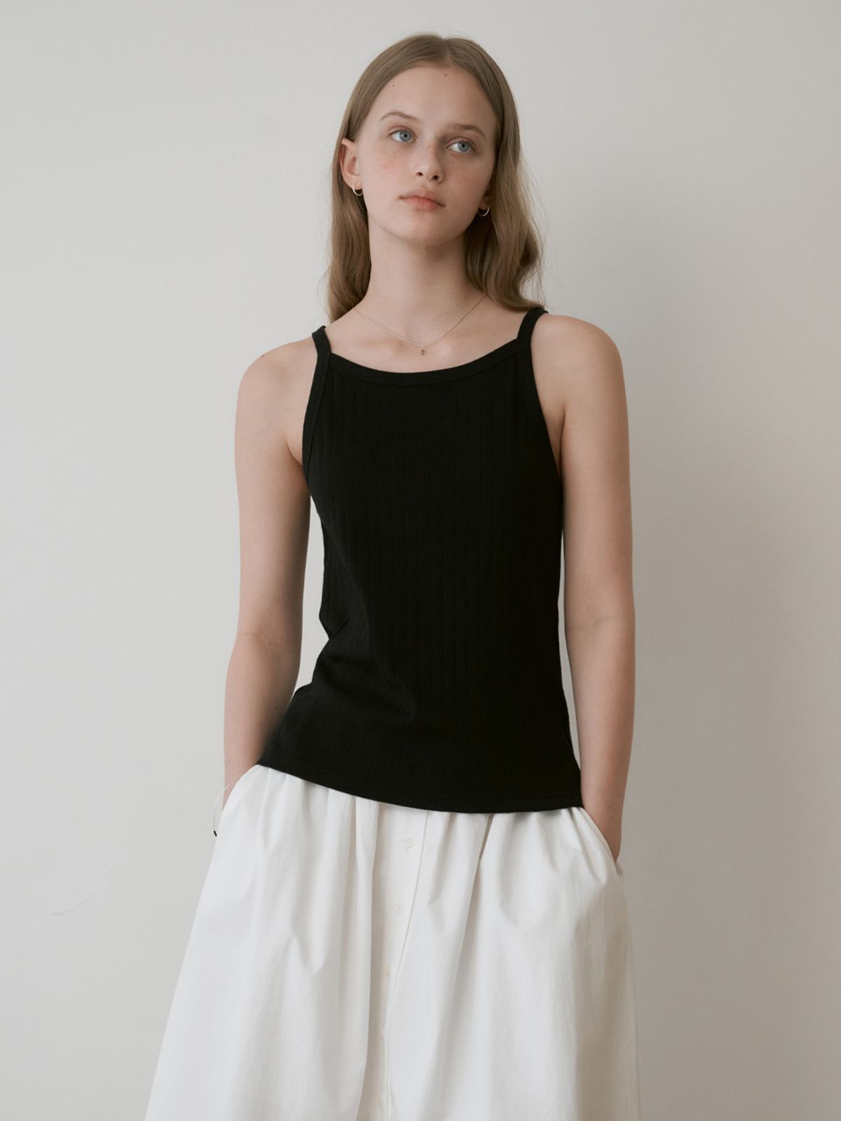더미튼(THEMITTEN) Milk tea sleeveless (black)