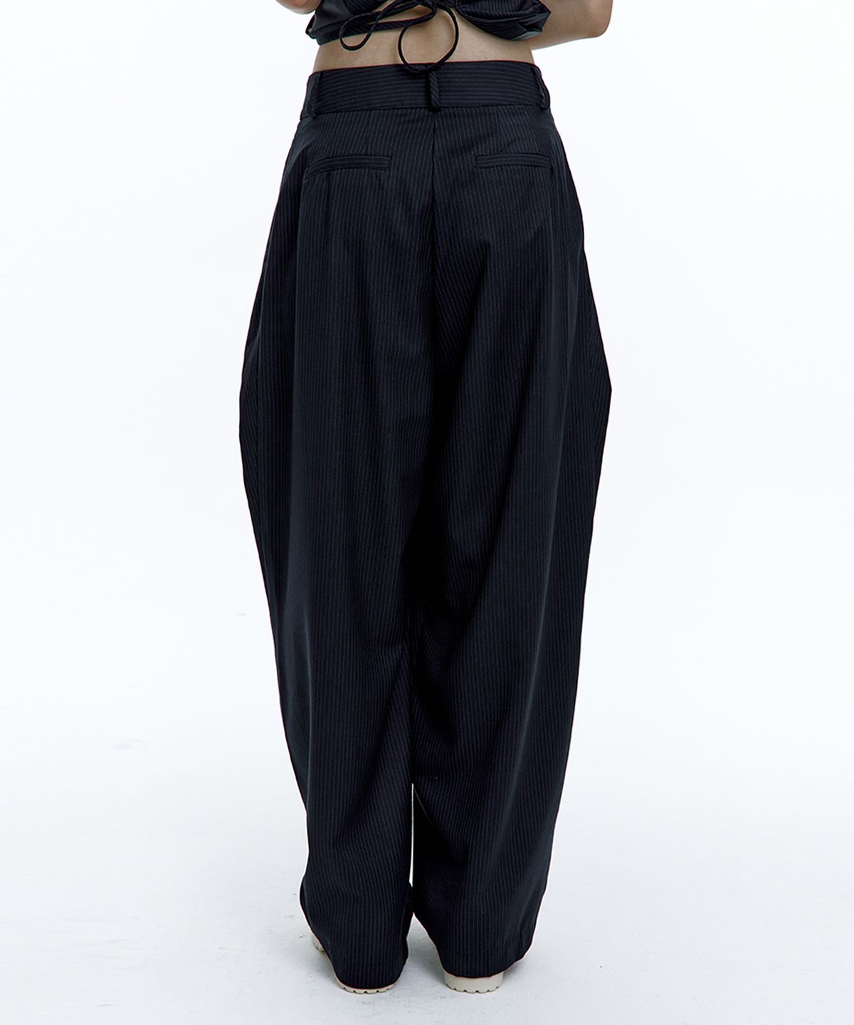 카시코(KASHIKO) Pintuck Asymmetric Trousers Stripe