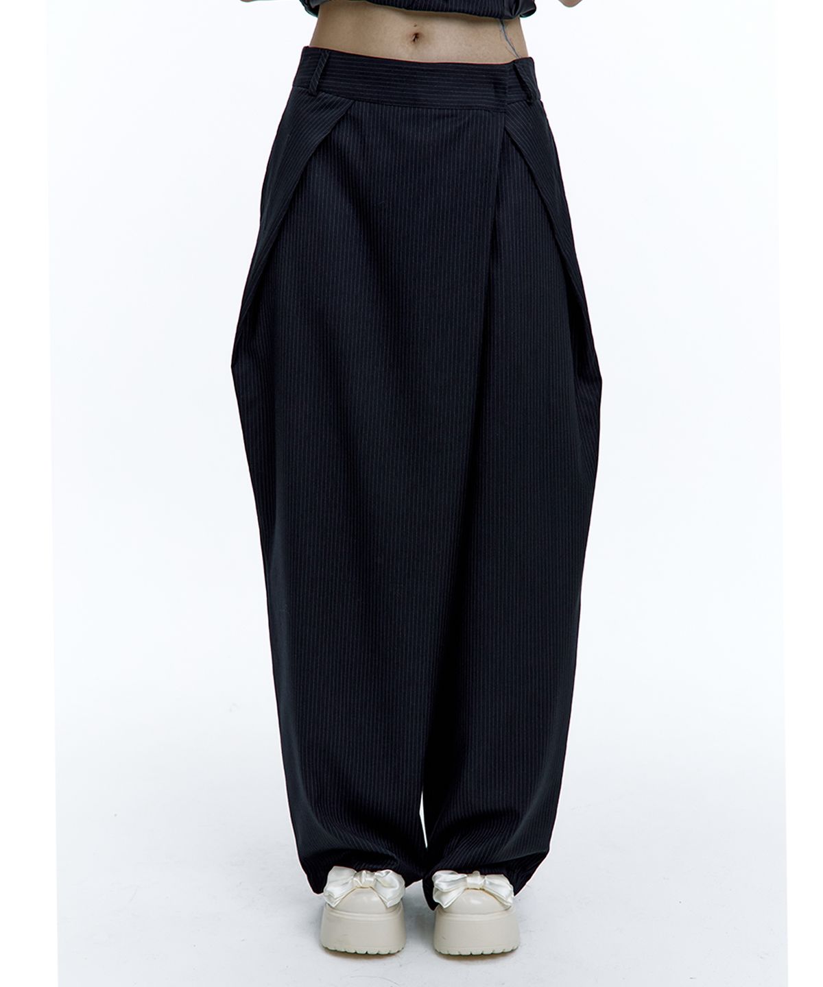 카시코(KASHIKO) Pintuck Asymmetric Trousers Stripe