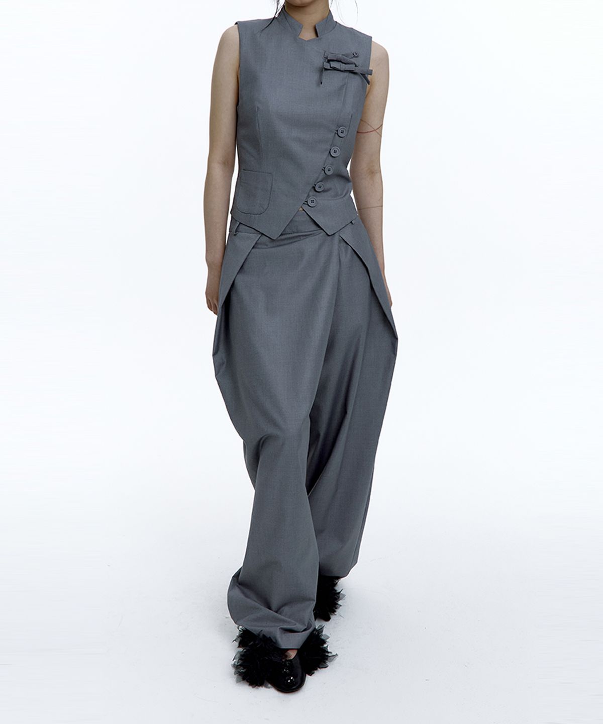카시코(KASHIKO) Pintuck Asymmetric Trousers Gray