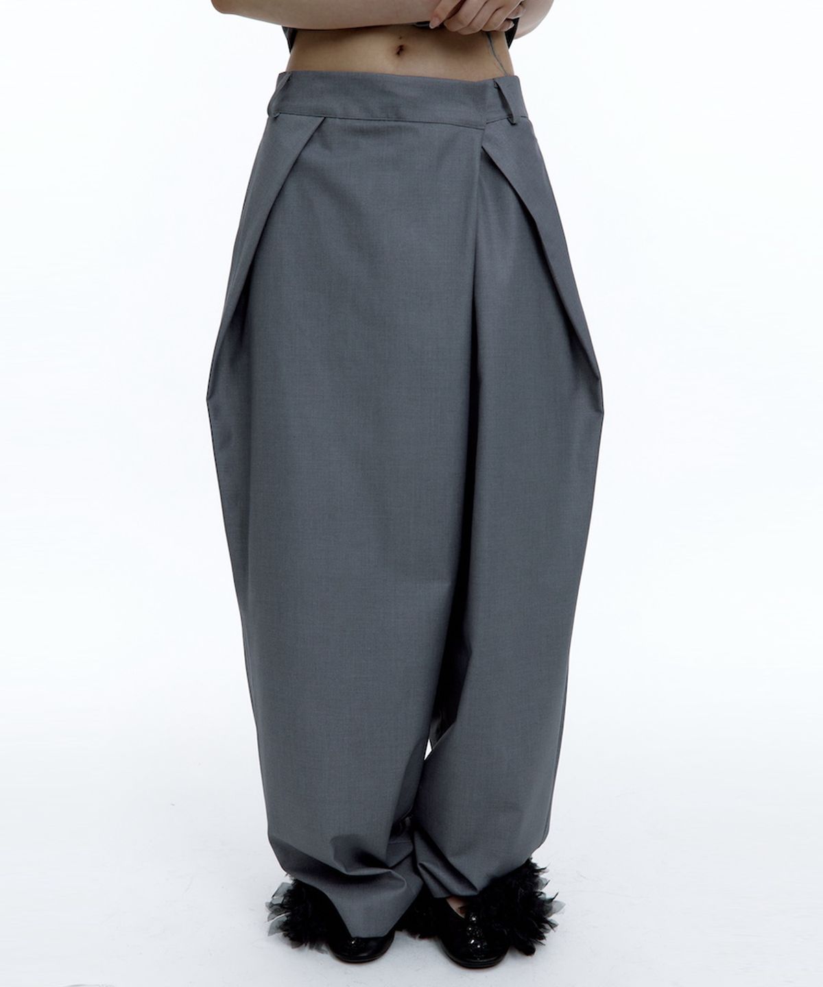 카시코(KASHIKO) Pintuck Asymmetric Trousers Gray
