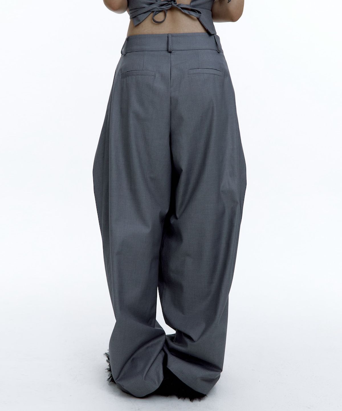 카시코(KASHIKO) Pintuck Asymmetric Trousers Gray