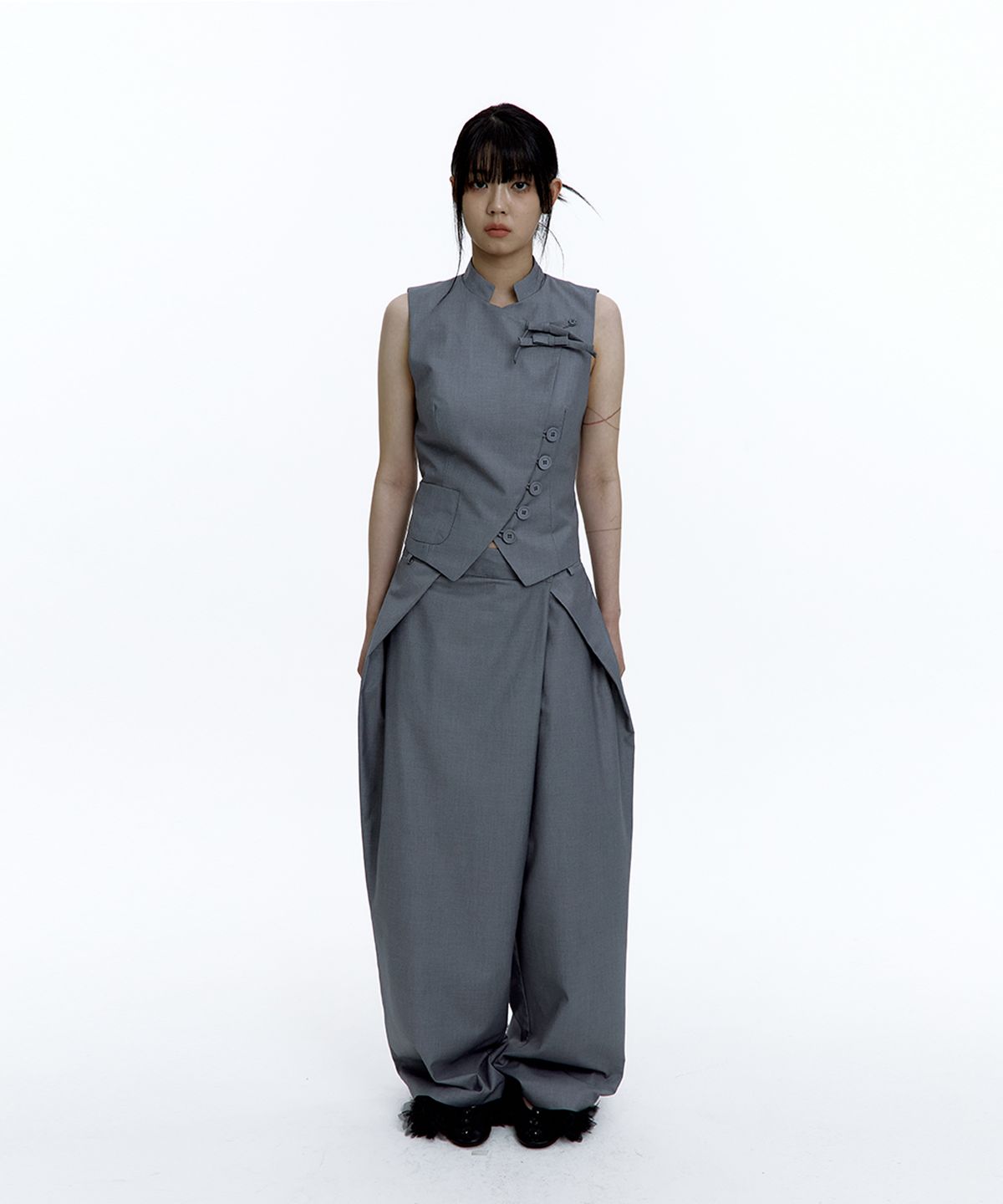 카시코(KASHIKO) Pintuck Asymmetric Trousers Gray