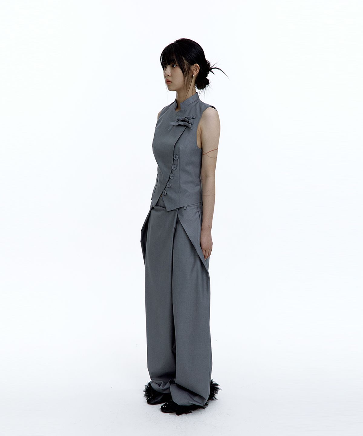카시코(KASHIKO) Pintuck Asymmetric Trousers Gray