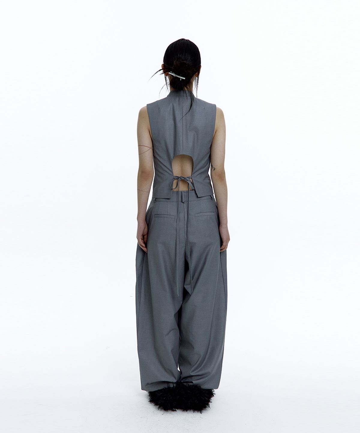 카시코(KASHIKO) Pintuck Asymmetric Trousers Gray