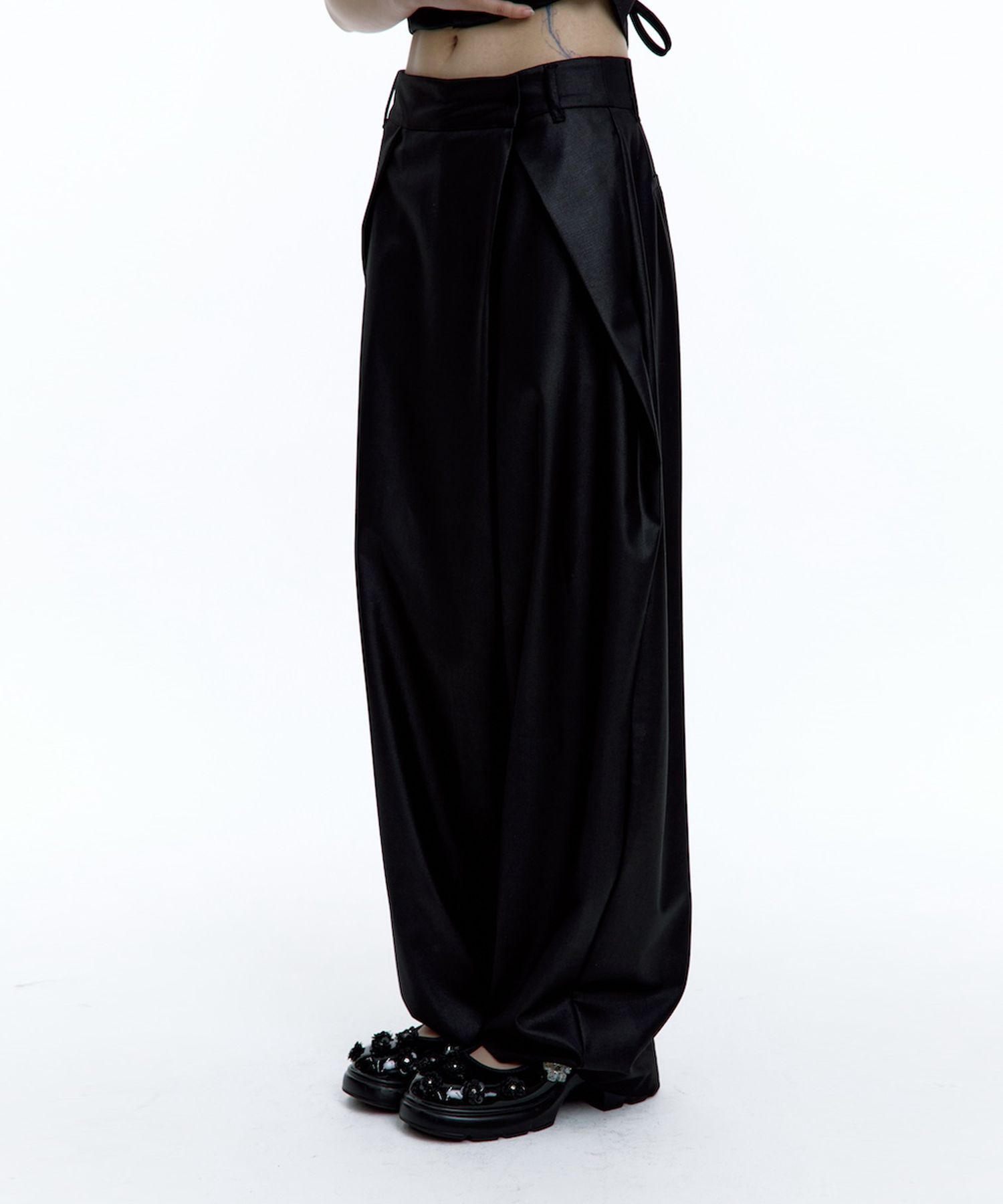 MUSINSA | KASHIKO Pintuck Asymmetric Trousers Black