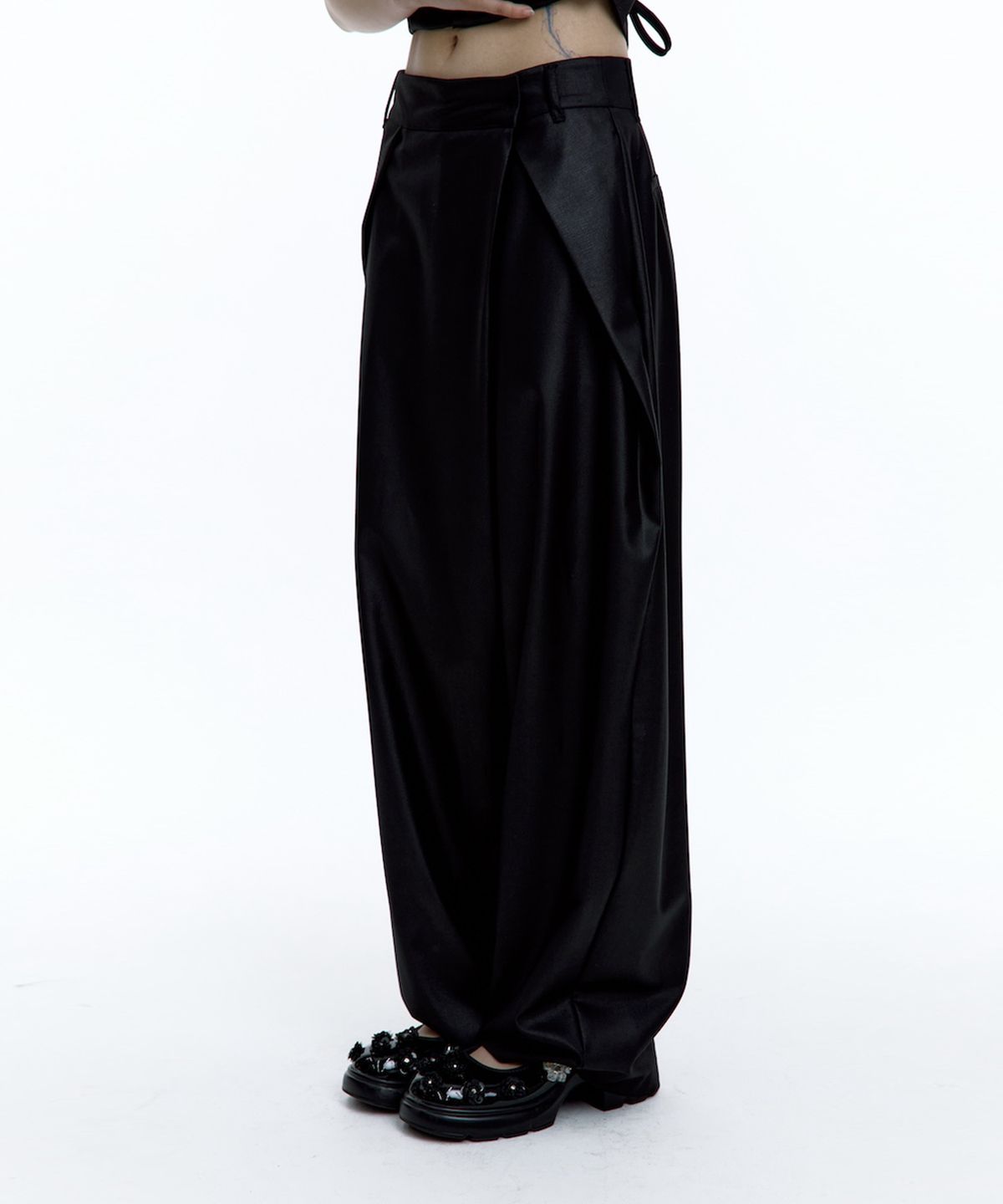 카시코(KASHIKO) Pintuck Asymmetric Trousers Black