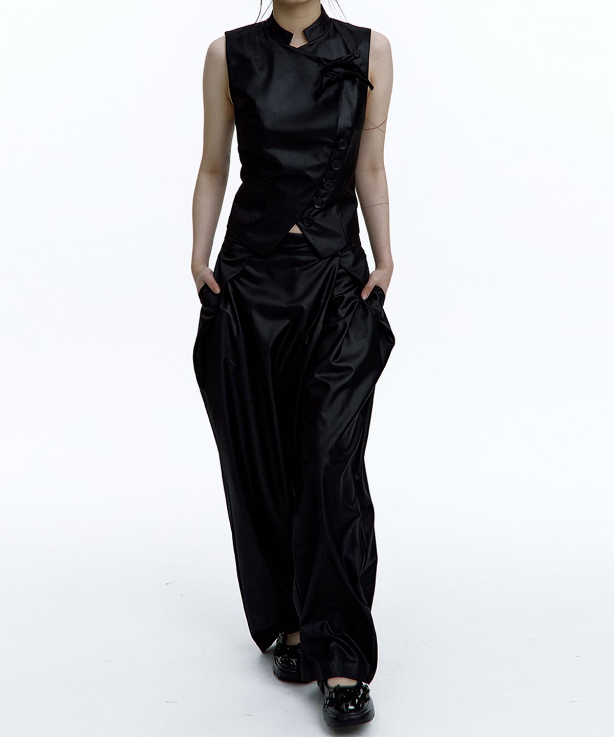 카시코(KASHIKO) Pintuck Asymmetric Trousers Black