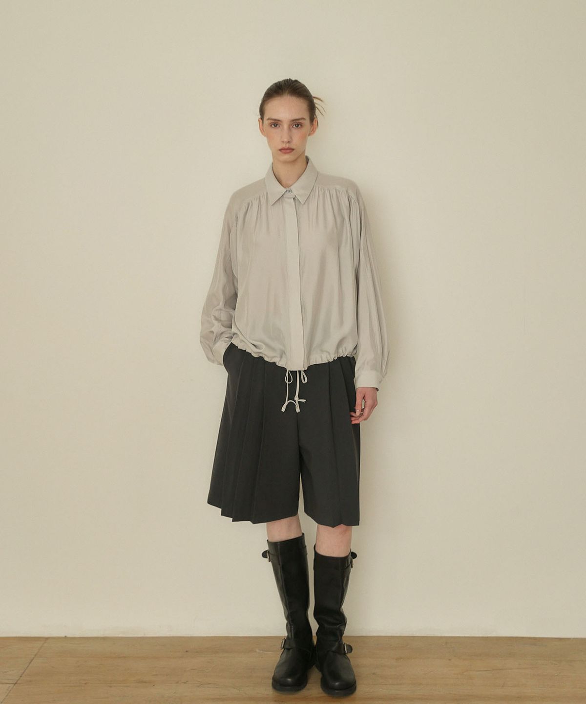 아우로(OURO) PLEATS BERMUDA PANTS  [ CHARCOAL ]