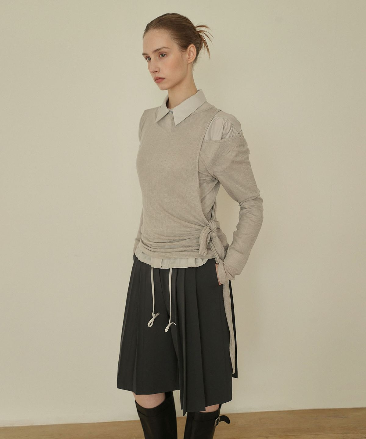 아우로(OURO) PLEATS BERMUDA PANTS  [ CHARCOAL ]