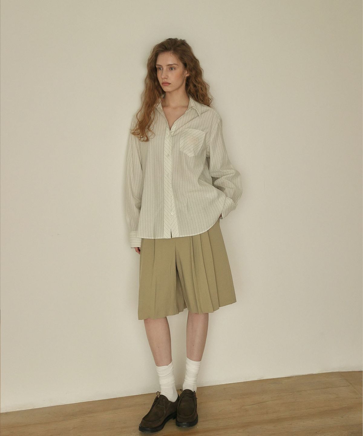 아우로(OURO) PLEATS BERMUDA PANTS  [ BEIGE ]