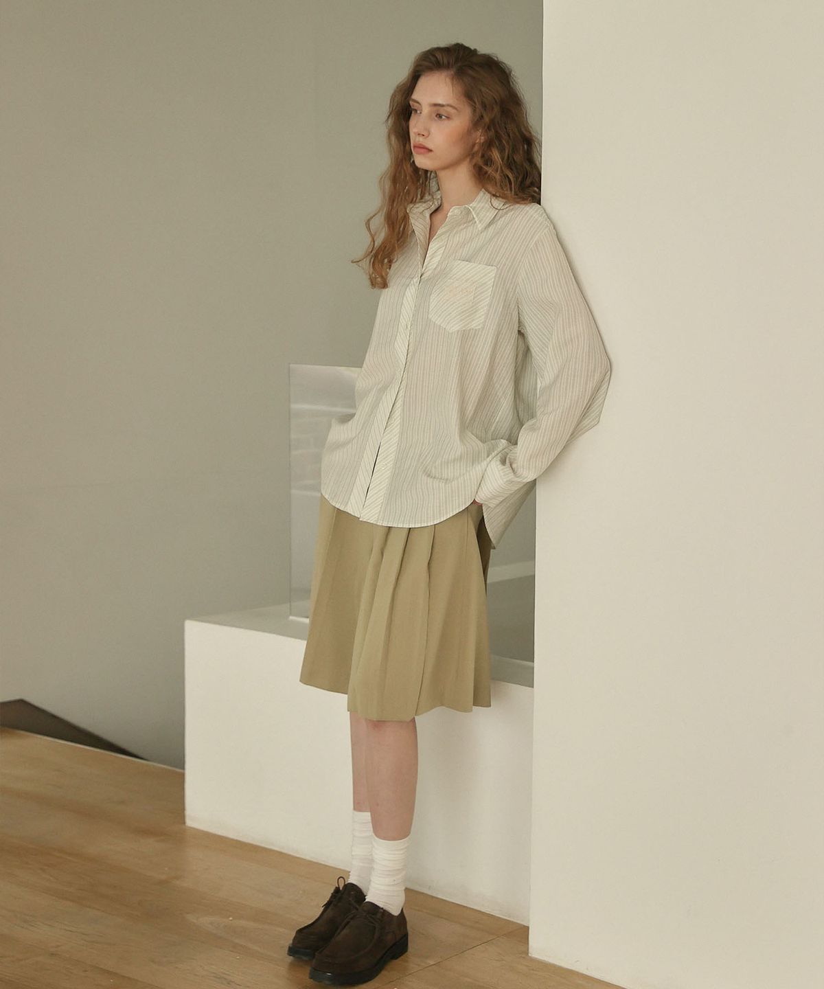 아우로(OURO) PLEATS BERMUDA PANTS  [ BEIGE ]